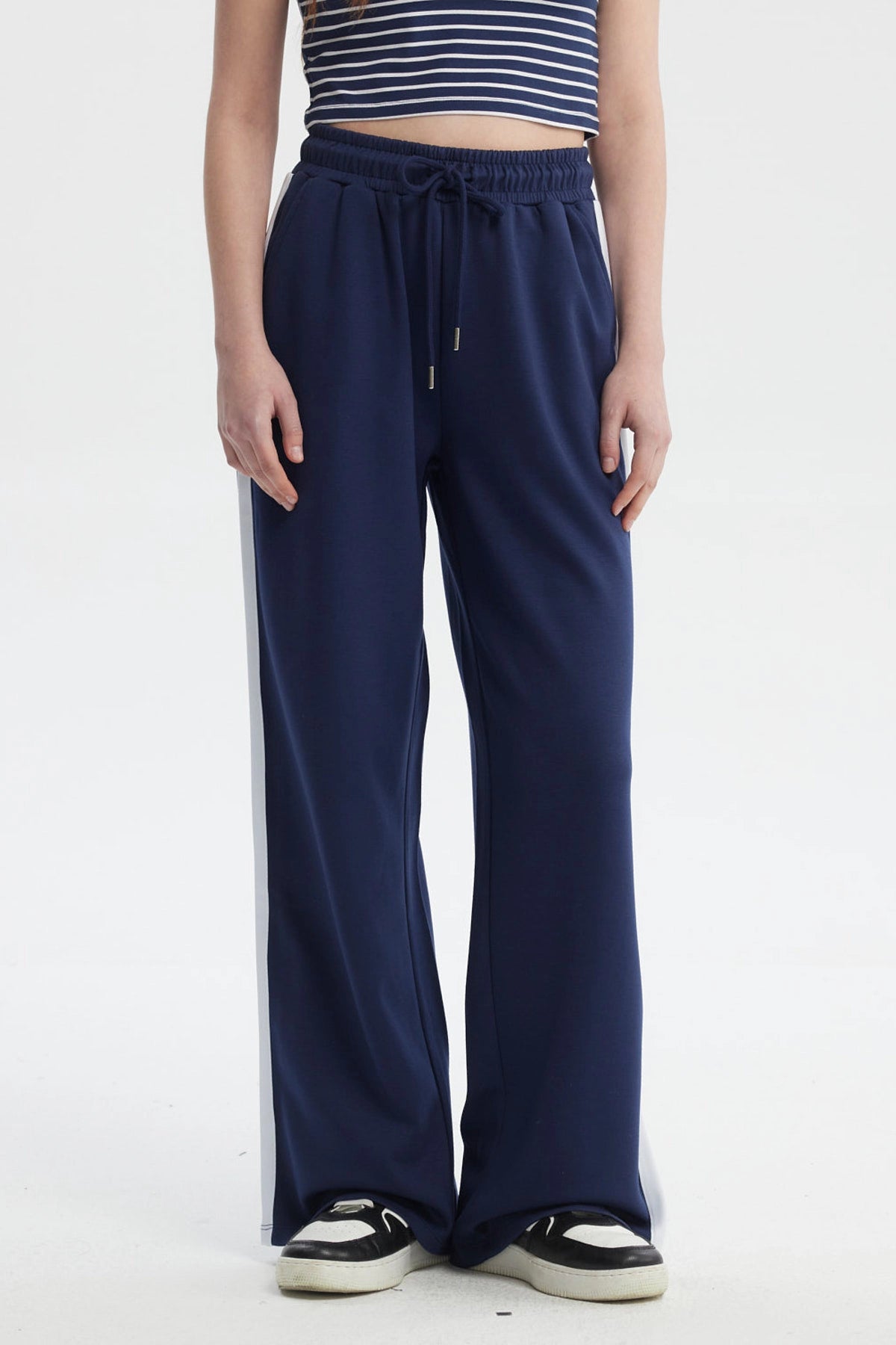 Pantalón buzo mujer azul calce recto con cintura elástica y cordón ajustable diseño liso sin estampas