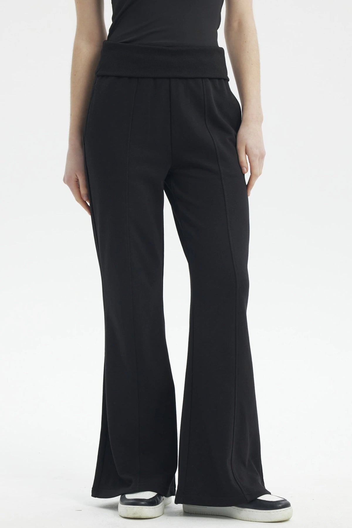 Pantalón buzo mujer negro con corte flare y cintura elástica sin estampa diseño liso
