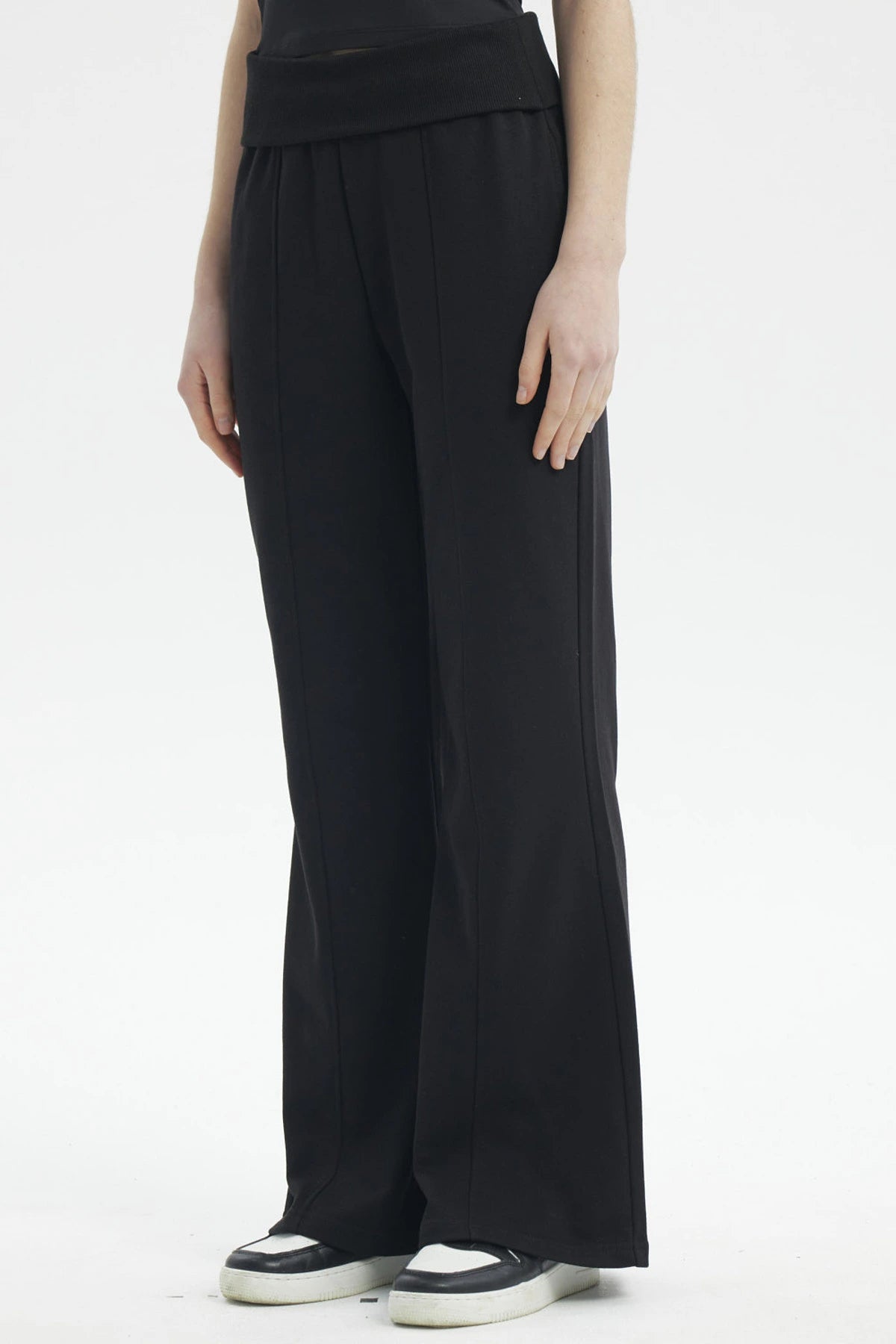 Pantalón buzo mujer negro con corte flare y cintura elástica sin estampa diseño liso