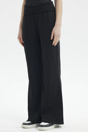 Pantalón buzo mujer negro con corte flare y cintura elástica sin estampa diseño liso