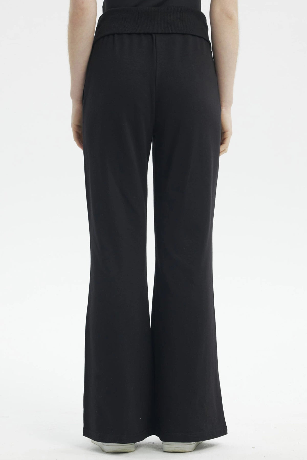 Pantalón buzo mujer negro con corte flare y cintura elástica sin estampa diseño liso
