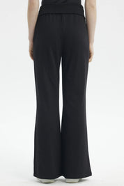 Pantalón buzo mujer negro con corte flare y cintura elástica sin estampa diseño liso