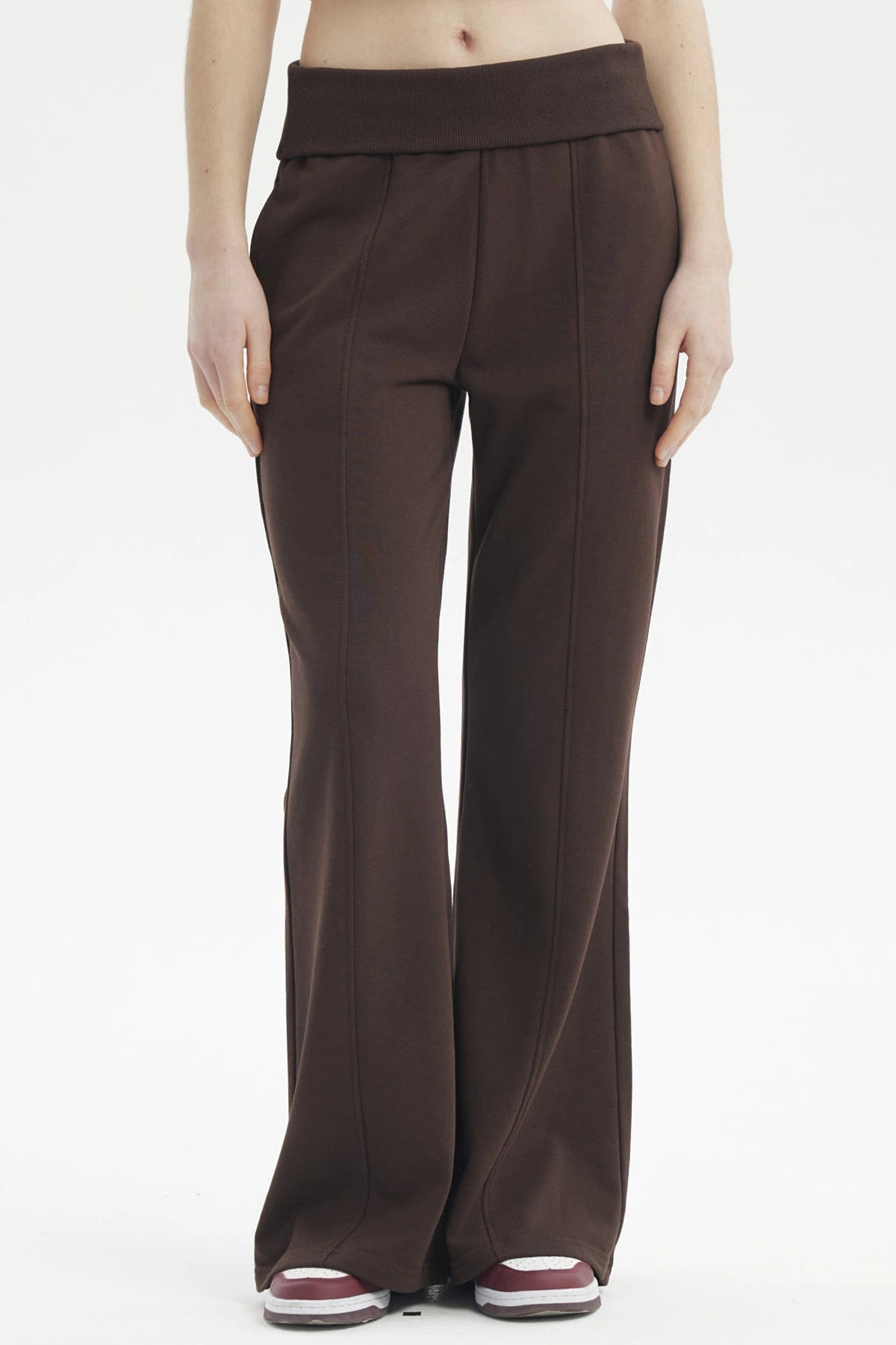 Pantalón buzo flare café oscuro para mujer liso de cintura alta y corte acampanado cómodo y versátil para uso diario