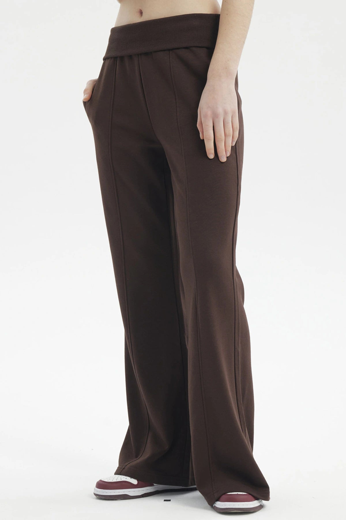 Pantalón buzo flare café oscuro para mujer liso de cintura alta y corte acampanado cómodo y versátil para uso diario