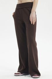 Pantalón buzo flare café oscuro para mujer liso de cintura alta y corte acampanado cómodo y versátil para uso diario