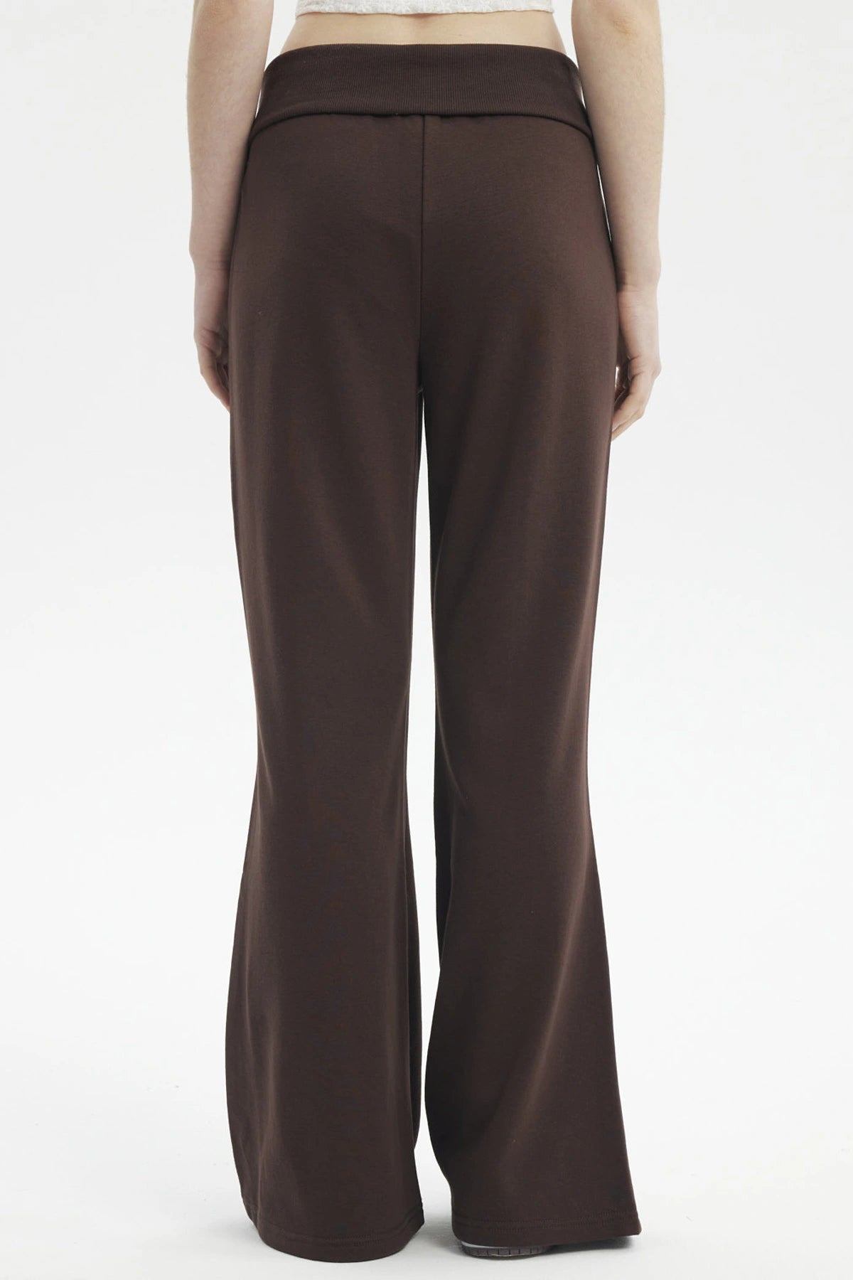 Pantalón buzo flare café oscuro para mujer liso de cintura alta y corte acampanado cómodo y versátil para uso diario