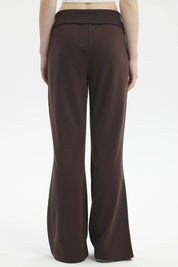 Pantalón buzo flare café oscuro para mujer liso de cintura alta y corte acampanado cómodo y versátil para uso diario