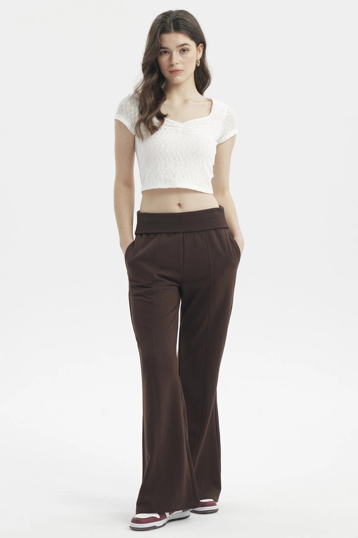 Pantalón buzo flare café oscuro para mujer liso de cintura alta y corte acampanado cómodo y versátil para uso diario