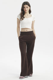 Pantalón buzo flare café oscuro para mujer liso de cintura alta y corte acampanado cómodo y versátil para uso diario
