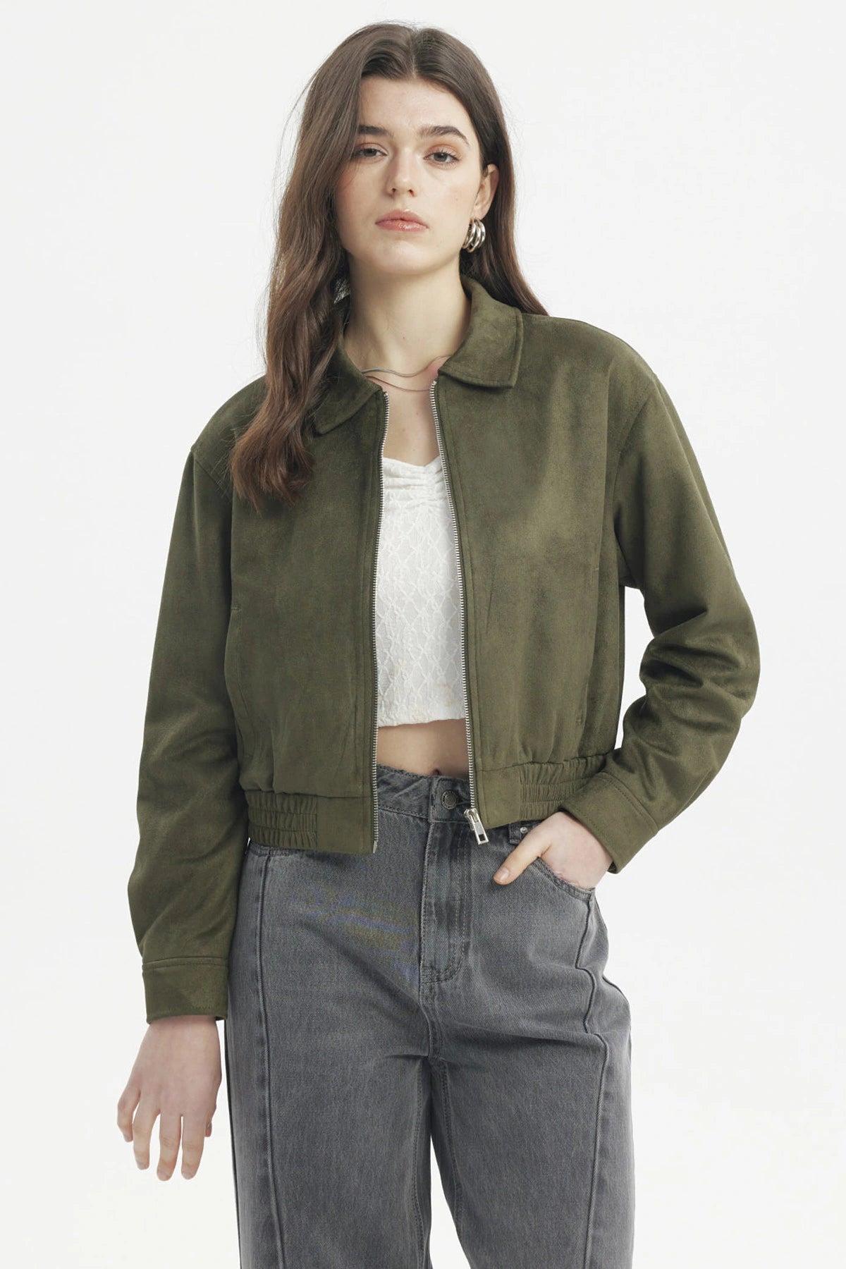 Chaqueta bomber de gamuza verde militar lisa con cierre frontal y puños elásticos estilo casual moderna