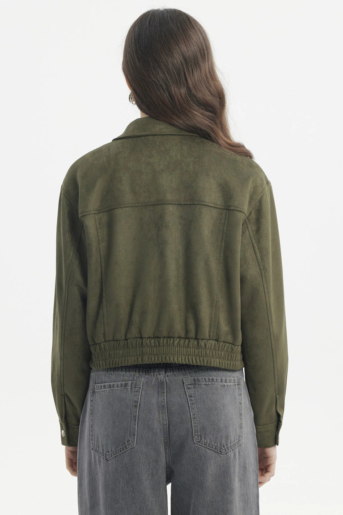 Chaqueta bomber de gamuza verde militar lisa con cierre frontal y puños elásticos estilo casual moderna