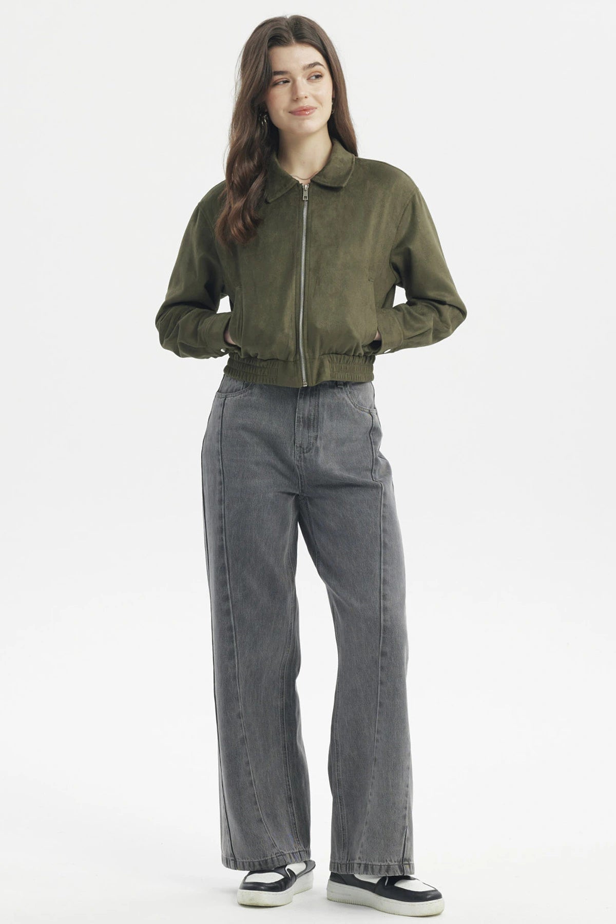 Chaqueta bomber de gamuza verde militar lisa con cierre frontal y puños elásticos estilo casual moderna