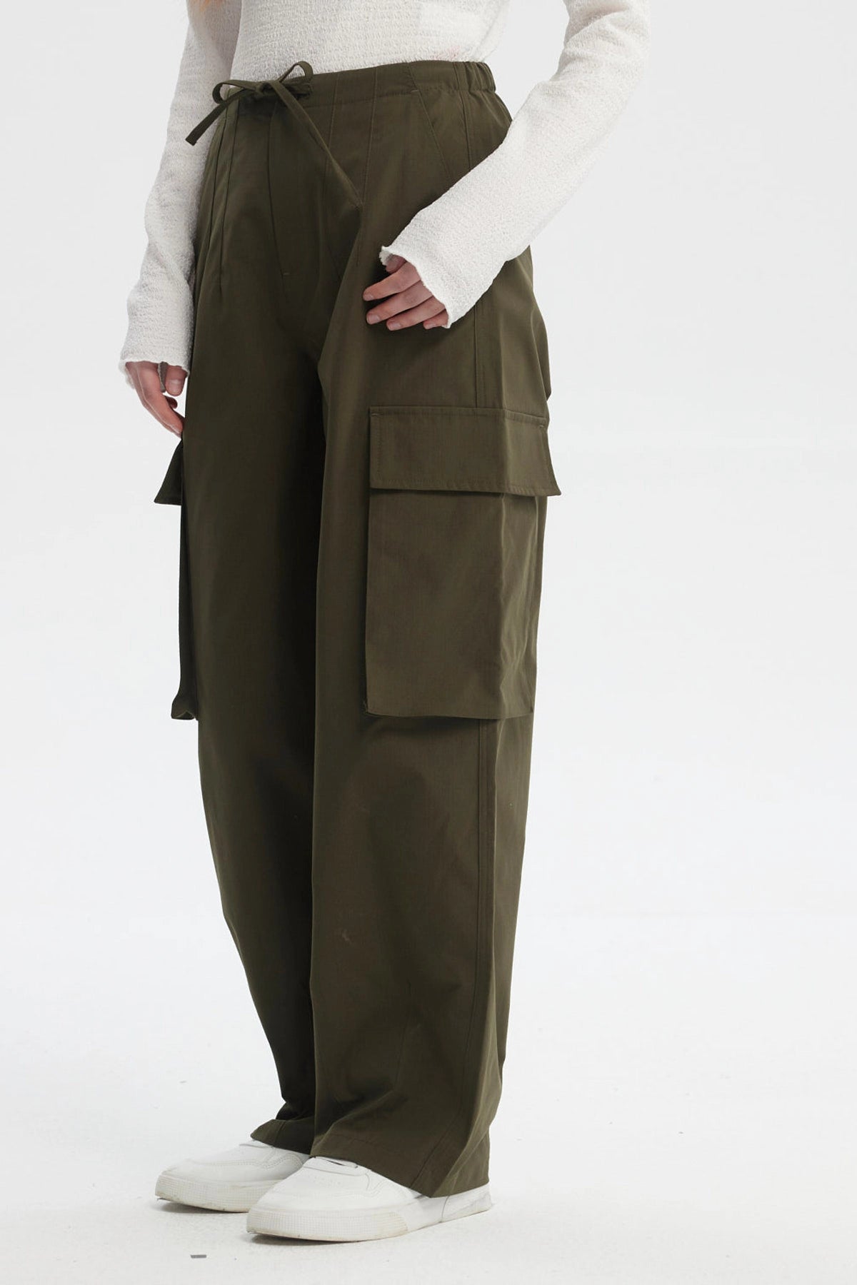 Pantalón wide leg verde militar con bolsillos cargo grandes en ambos lados prenda lisa y ajustable con cordón