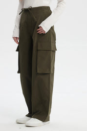 Pantalón wide leg verde militar con bolsillos cargo grandes en ambos lados prenda lisa y ajustable con cordón