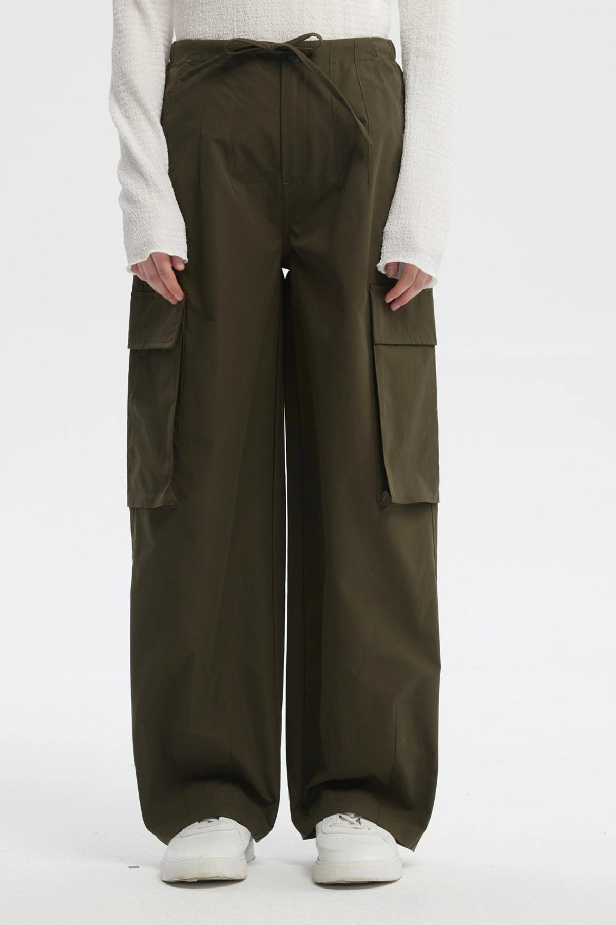 Pantalón wide leg verde militar con bolsillos cargo grandes en ambos lados prenda lisa y ajustable con cordón