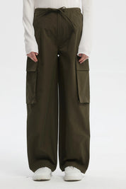Pantalón wide leg verde militar con bolsillos cargo grandes en ambos lados prenda lisa y ajustable con cordón