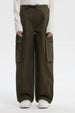 Pantalón wide leg verde militar con bolsillos cargo grandes en ambos lados prenda lisa y ajustable con cordón