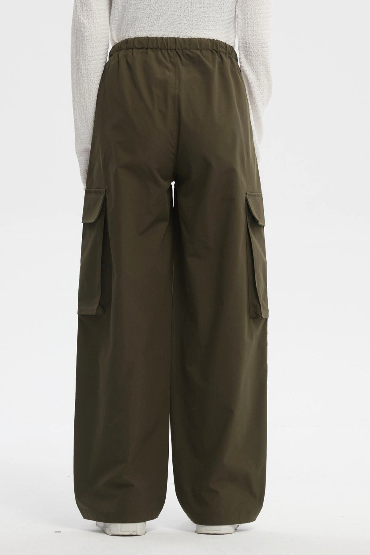 Pantalón wide leg verde militar con bolsillos cargo grandes en ambos lados prenda lisa y ajustable con cordón