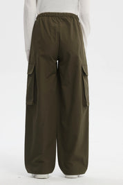 Pantalón wide leg verde militar con bolsillos cargo grandes en ambos lados prenda lisa y ajustable con cordón