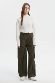 Pantalón wide leg verde militar con bolsillos cargo grandes en ambos lados prenda lisa y ajustable con cordón