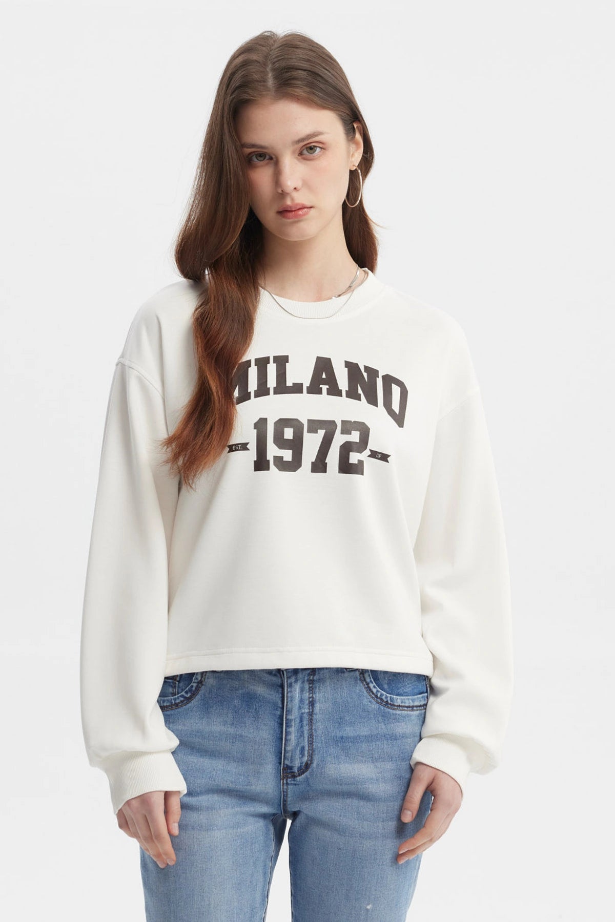 Polerón crudo mujer crop con texto Milano 1972 en el pecho estilo casual y urbano ideal para looks relajados