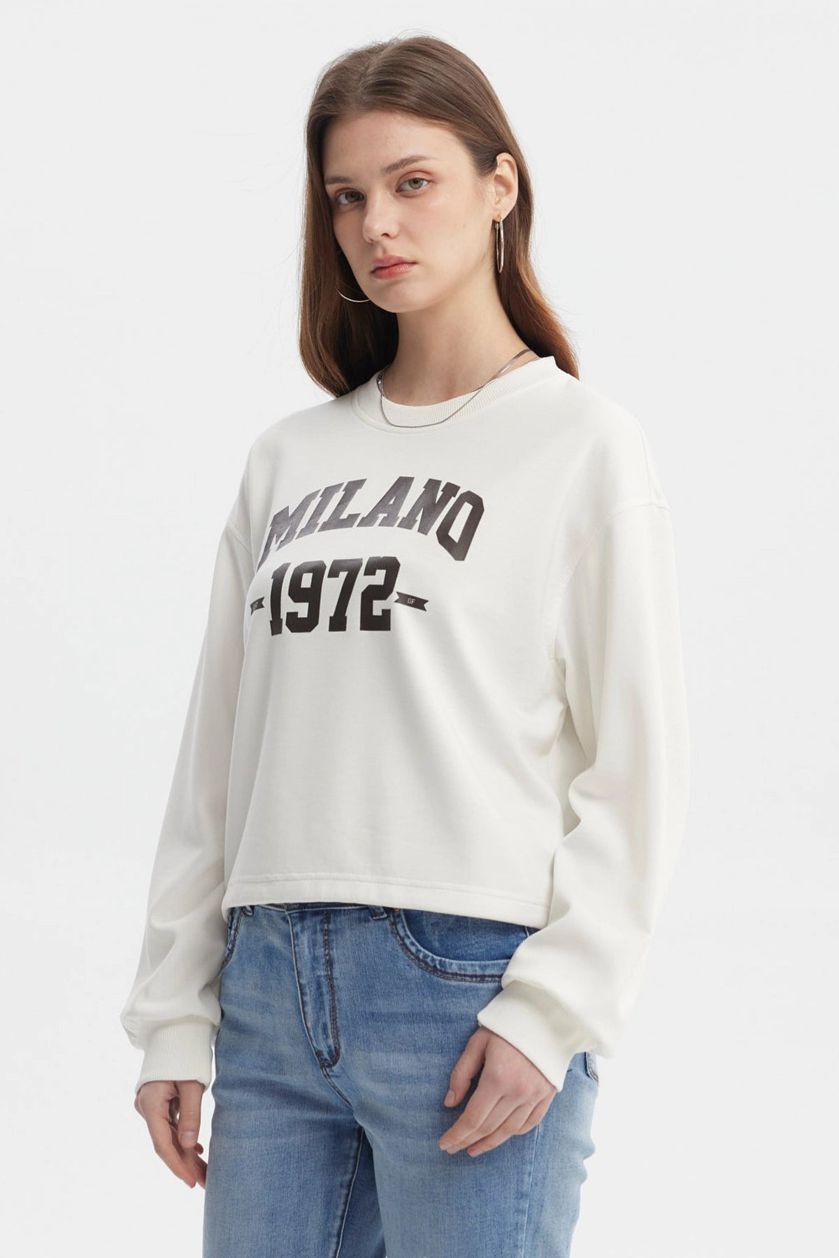 Polerón crudo mujer crop con texto Milano 1972 en el pecho estilo casual y urbano ideal para looks relajados