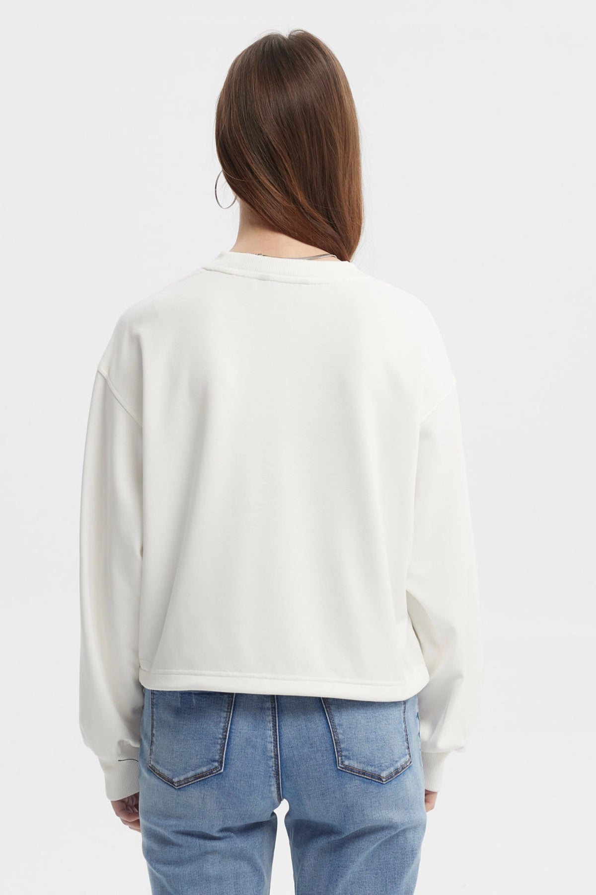 Polerón crudo mujer crop con texto Milano 1972 en el pecho estilo casual y urbano ideal para looks relajados
