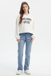 Polerón crudo mujer crop con texto Milano 1972 en el pecho estilo casual y urbano ideal para looks relajados