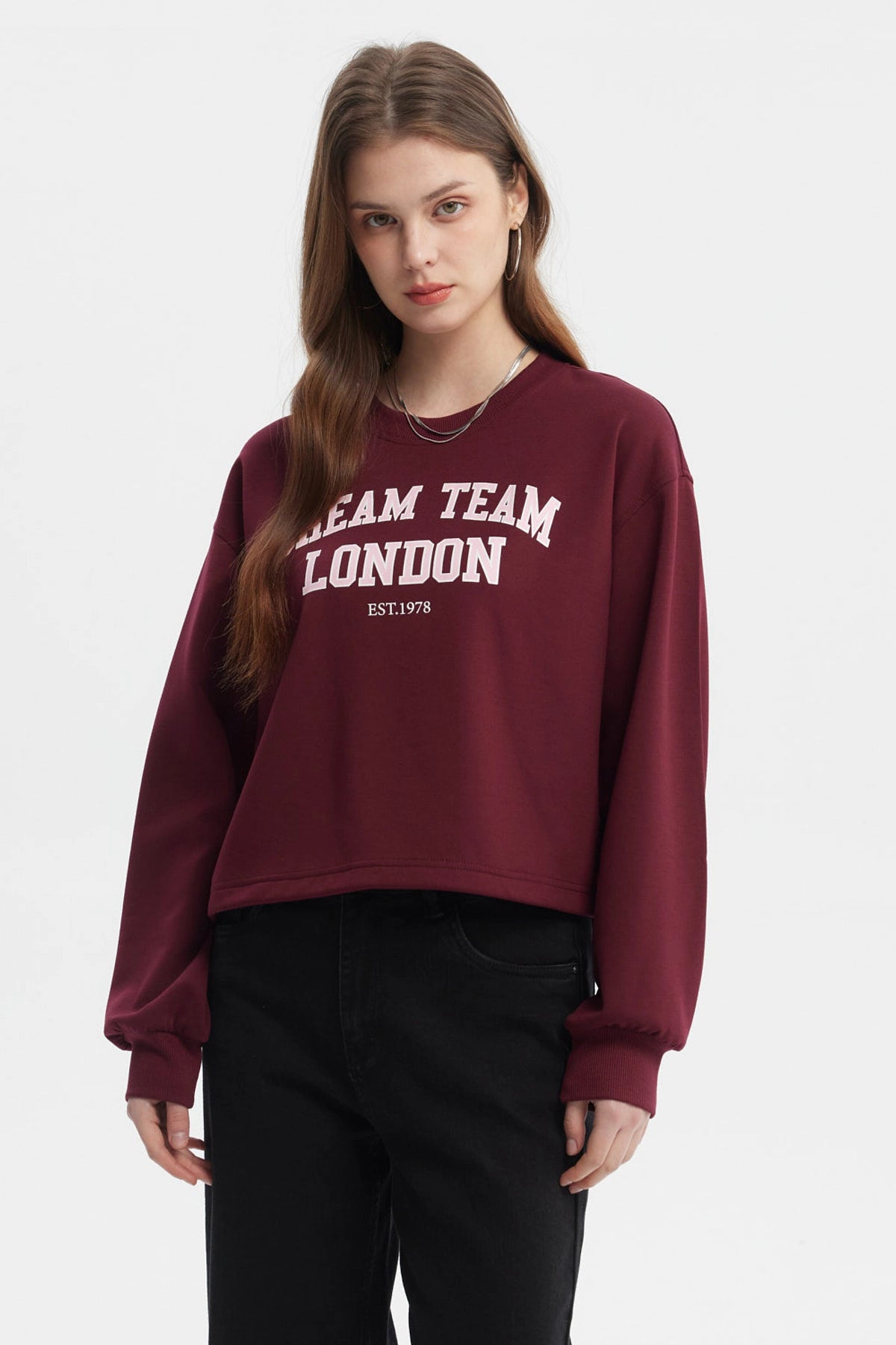 Polerón crop mujer rojo con texto Dream Team London en el pecho estilo casual urbano