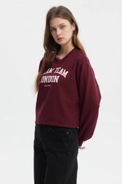 Polerón crop mujer rojo con texto Dream Team London en el pecho estilo casual urbano