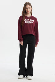 Polerón crop mujer rojo con texto Dream Team London en el pecho estilo casual urbano