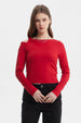 Polera roja de manga larga con nudo en el hombro izquierdo diseño liso ideal para looks casuales y modernos