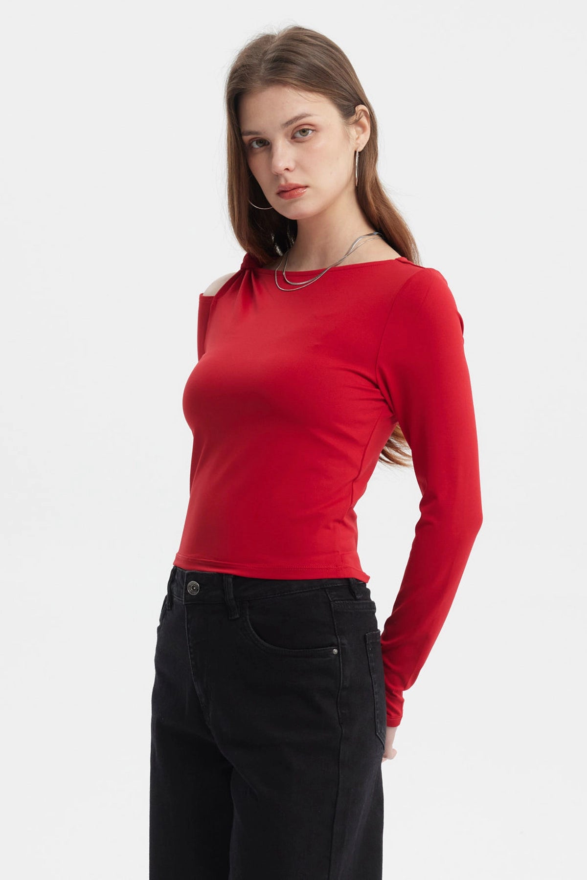 Polera roja de manga larga con nudo en el hombro izquierdo diseño liso ideal para looks casuales y modernos