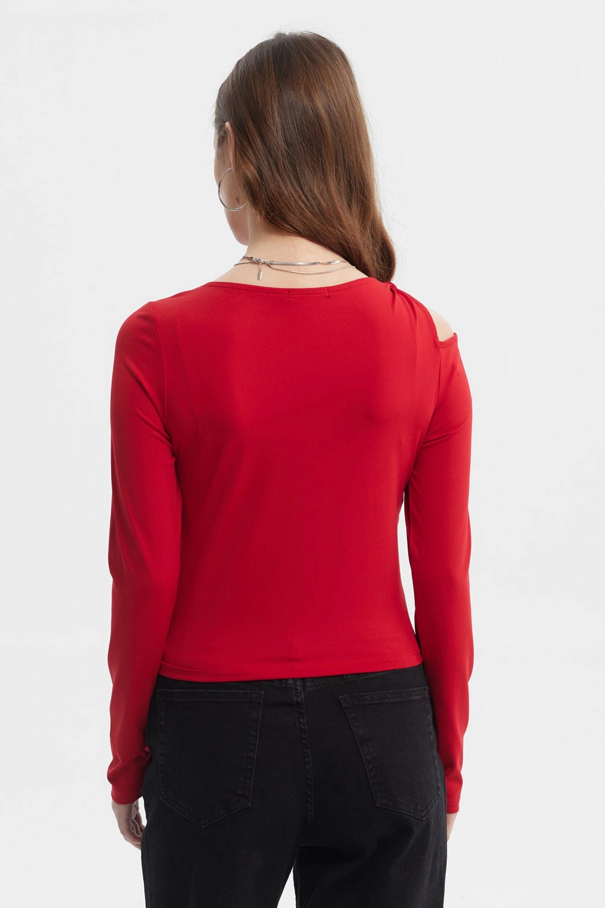 Polera roja de manga larga con nudo en el hombro izquierdo diseño liso ideal para looks casuales y modernos