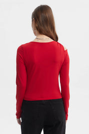 Polera roja de manga larga con nudo en el hombro izquierdo diseño liso ideal para looks casuales y modernos