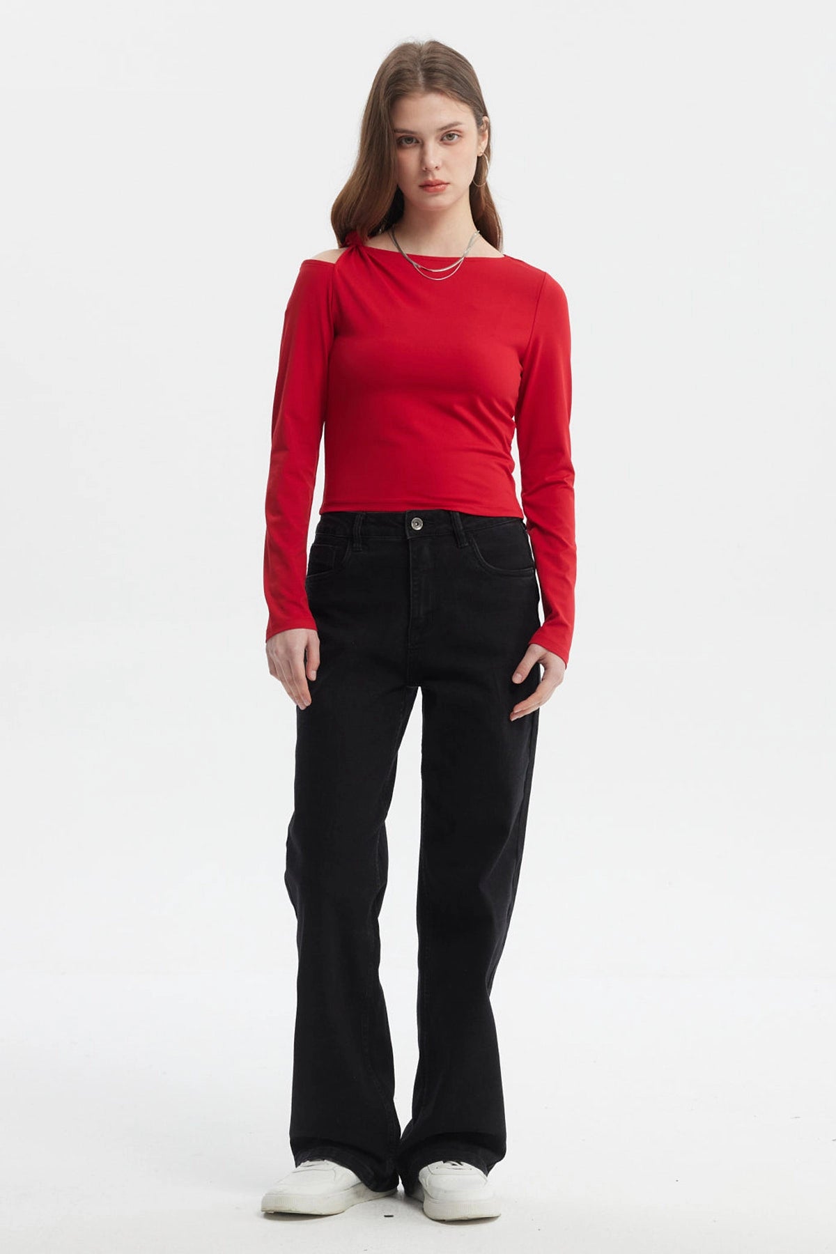 Polera roja de manga larga con nudo en el hombro izquierdo diseño liso ideal para looks casuales y modernos