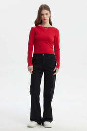 Polera roja de manga larga con nudo en el hombro izquierdo diseño liso ideal para looks casuales y modernos