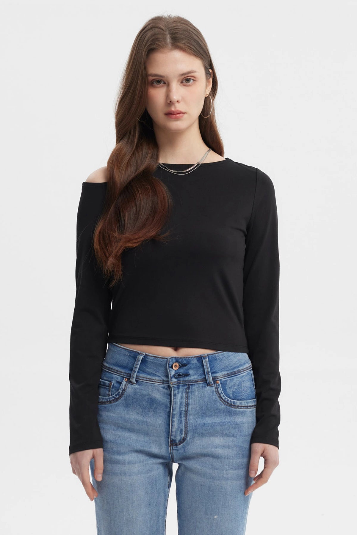 Polera negra de mujer con nudo en el hombro estilo minimalista manga larga sin estampa