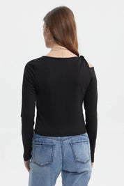 Polera negra de mujer con nudo en el hombro estilo minimalista manga larga sin estampa
