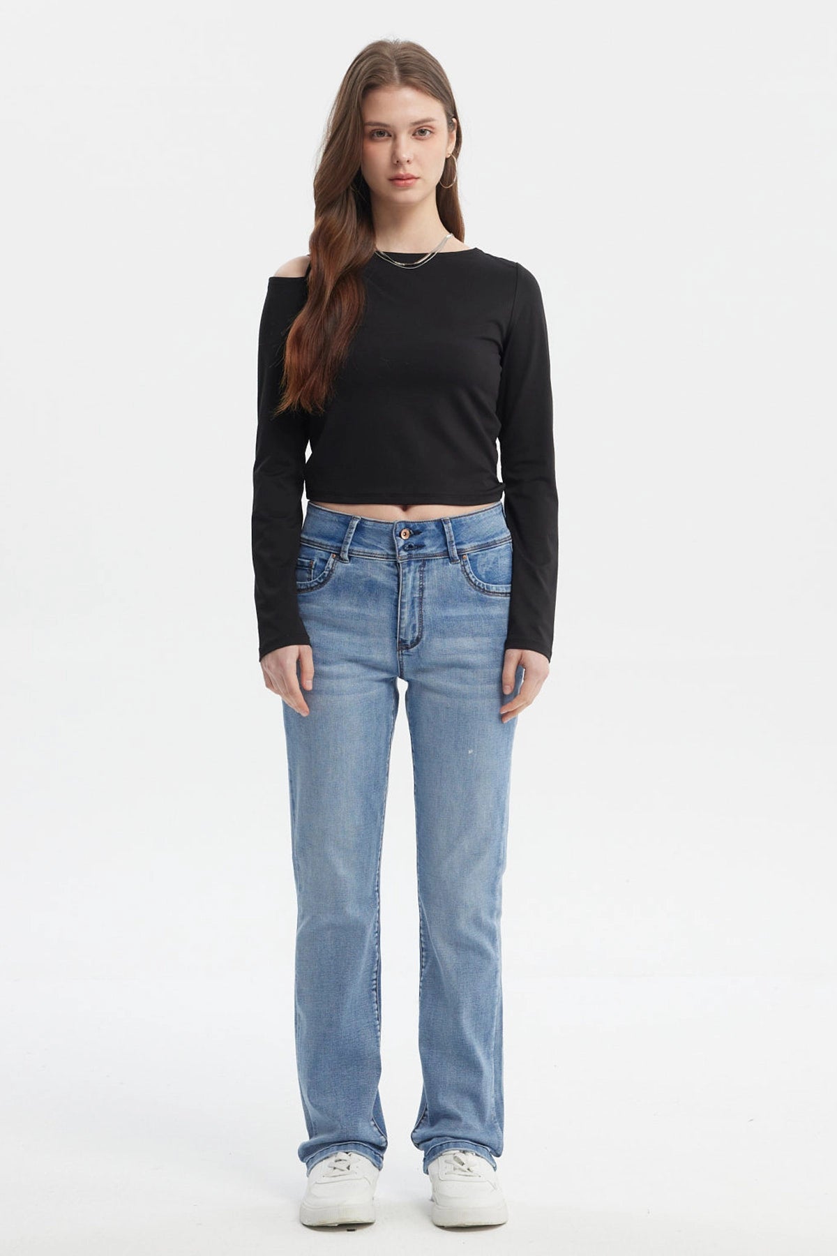 Polera negra de mujer con nudo en el hombro estilo minimalista manga larga sin estampa