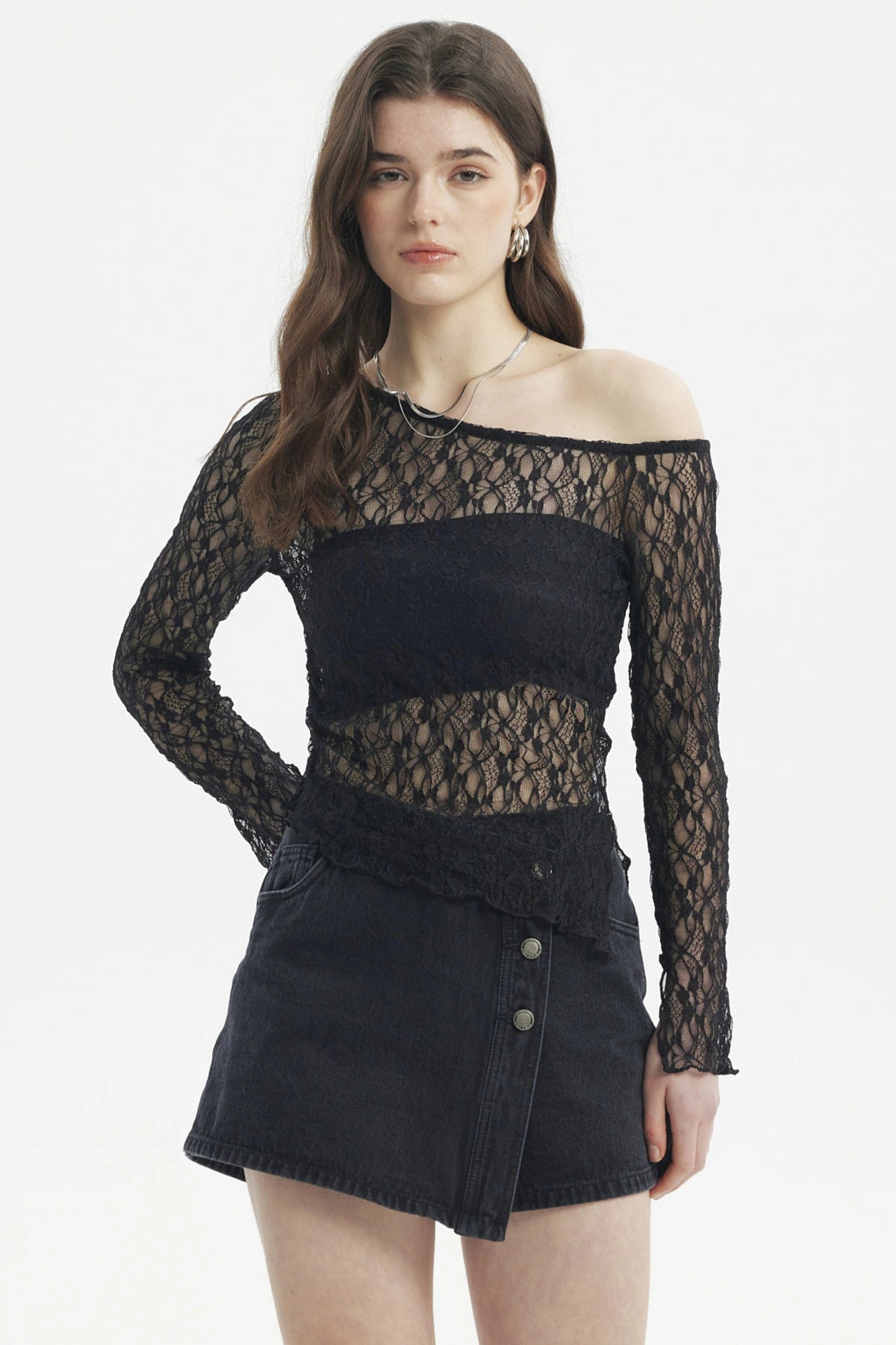 Polera de mujer negra con diseño de encaje hombro asimétrico mangas largas y estilo semitransparente elegante