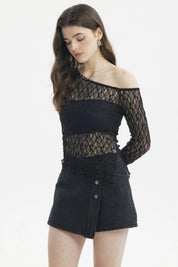 Polera de mujer negra con diseño de encaje hombro asimétrico mangas largas y estilo semitransparente elegante