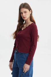 Polera mujer roja con cuello en V encaje en puños lisa y botones frontales detalle delicado y femenino