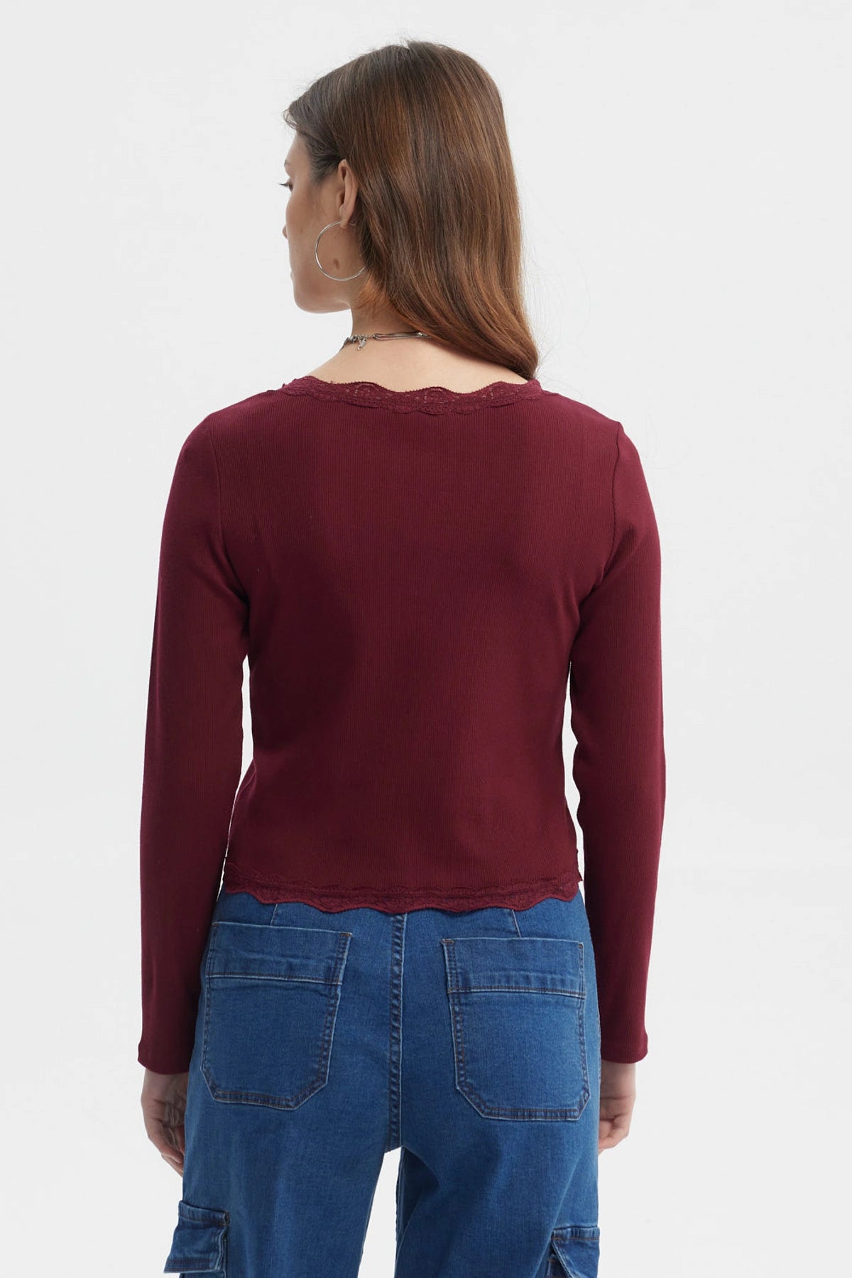 Polera mujer roja con cuello en V encaje en puños lisa y botones frontales detalle delicado y femenino