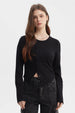 Polera negra de mujer con corte diagonal y botones al frente diseño liso estilo casual urbana