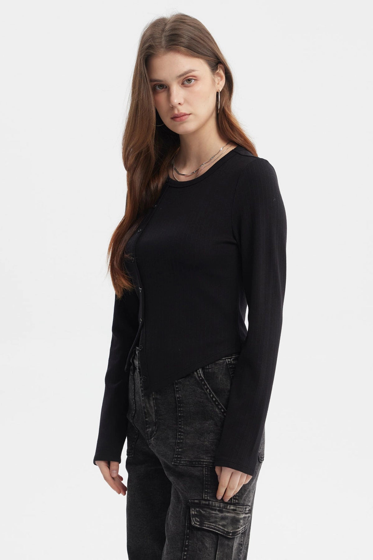 Polera negra de mujer con corte diagonal y botones al frente diseño liso estilo casual urbana
