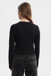 Polera negra de mujer con corte diagonal y botones al frente diseño liso estilo casual urbana