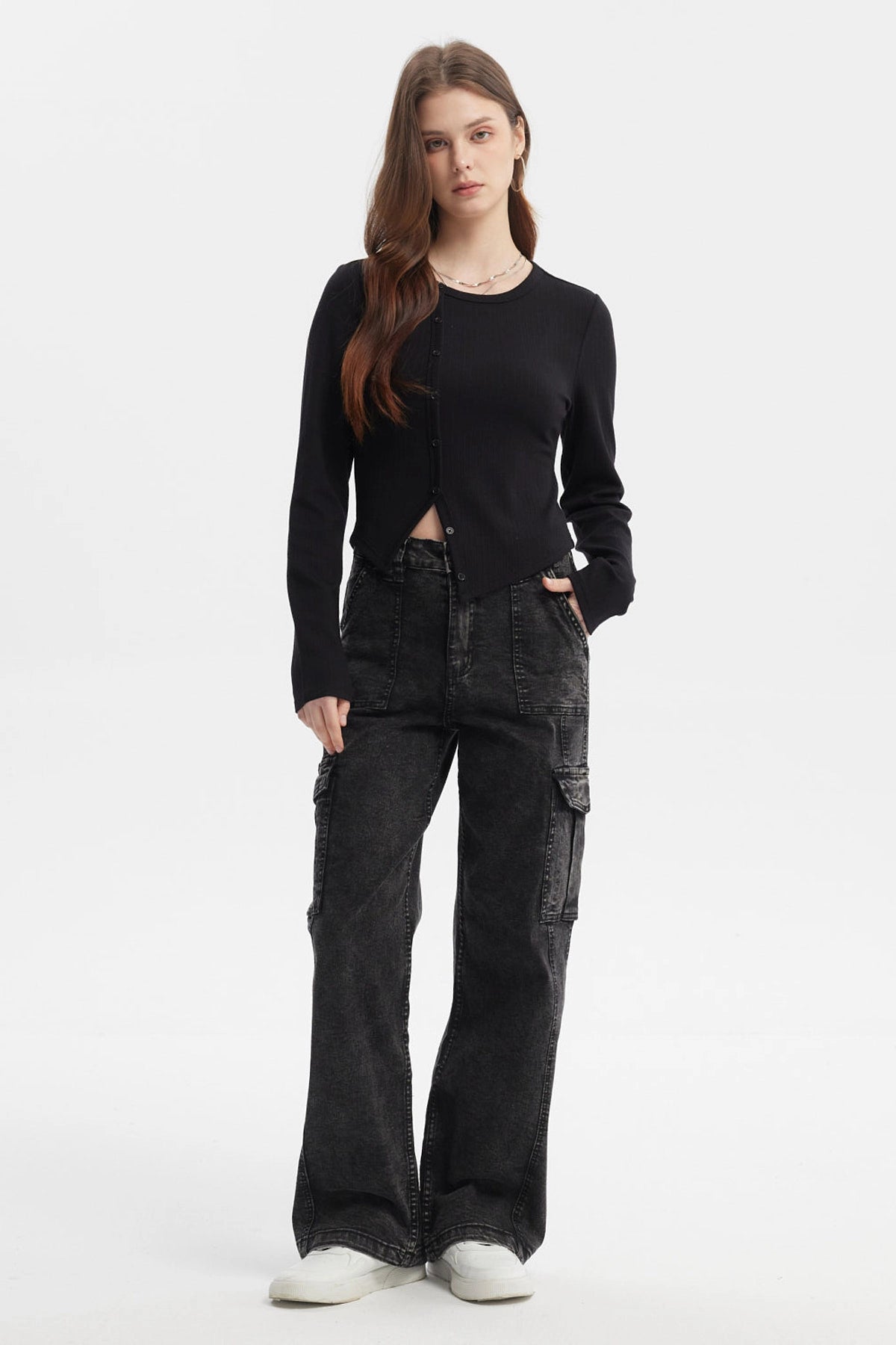 Polera negra de mujer con corte diagonal y botones al frente diseño liso estilo casual urbana