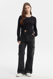 Polera negra de mujer con corte diagonal y botones al frente diseño liso estilo casual urbana