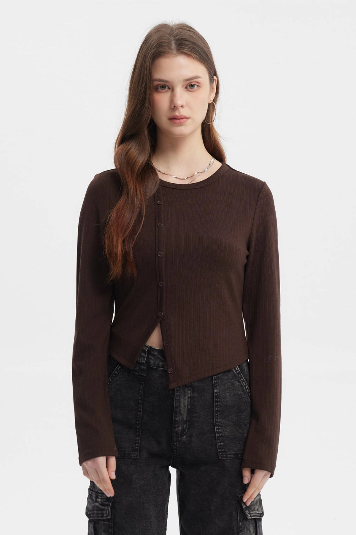 Polera mujer café oscuro con corte diagonal y botones al frente estilo casual sin estampa